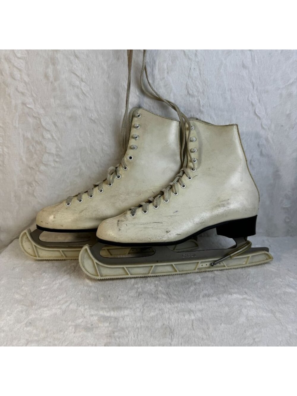 Vintage CCM Riedell Womens White Leather Ice Skates Size 10 With Blade Guards
